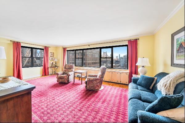 High floor classic five room Sutton Place home with wonderful river and bridge views. Nort