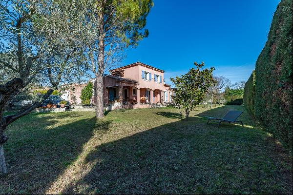 Quiet house for sale in Paradou