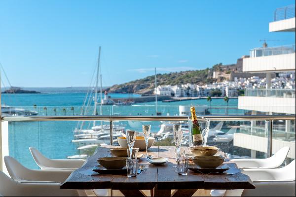 Front line flat in Marina Botafoch with panoramic views