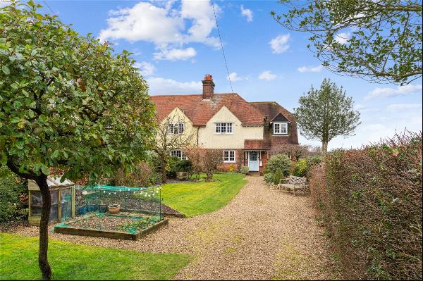 Horseshoe Cottages, Parrotts Lane, Buckland Common, Tring, HP23 6NX