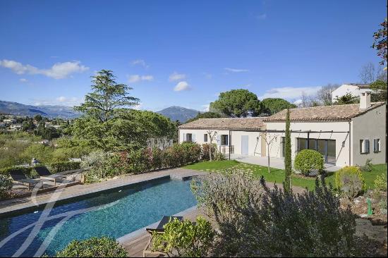 Valbonne - Splendid, fully renovated villa with open views