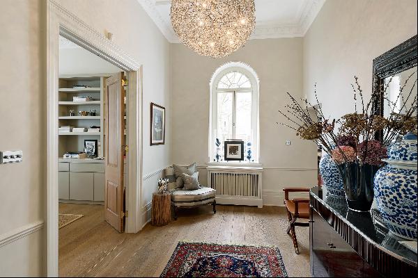An exquisite apartment to let in Holland Park, W11.