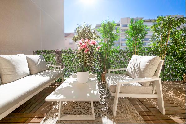 Completely renovated modern flat in the centre of town in Cannes.