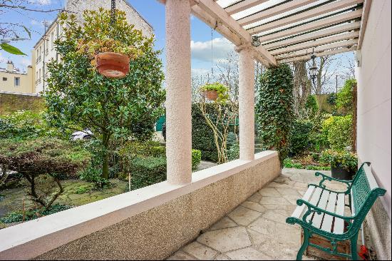 Six room townhouse in a green setting