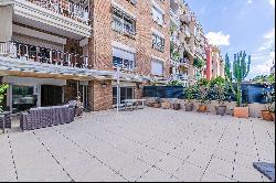Spacious apartment with large terrace in Turó Parc.