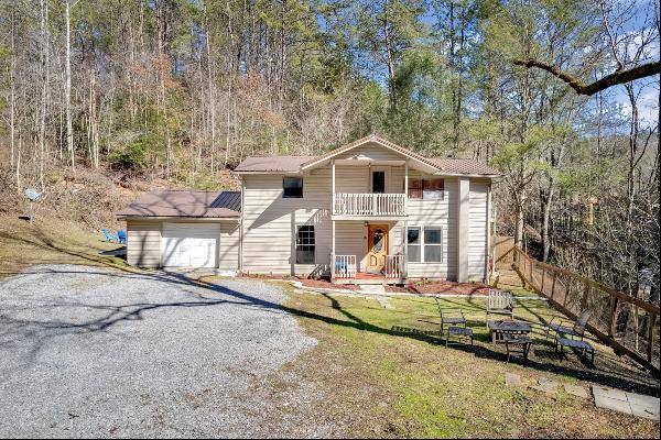 Heartwood Hideaway: Quaint Getaway with Game Room Potential