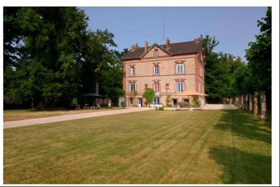 Normandy, 1h20 from Paris. A superb period mansion set in about 6500 sqm of grounds. Grea