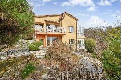 Close to the center, detached villa ideal for a family