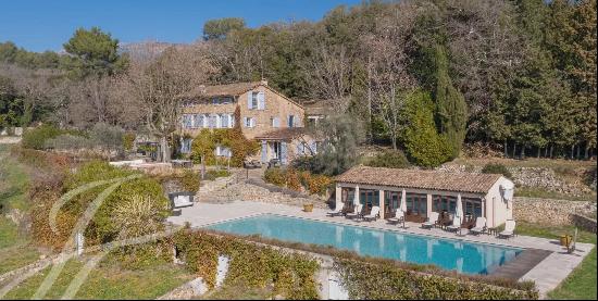 Charming farmhouse with caretaker's cottage and sea view