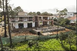 Contemporary Villa, Under Construction, with Frontal View to the Golf Course in Quinta do