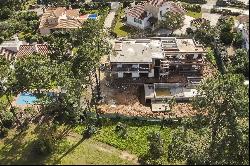 Contemporary Villa, Under Construction, with Frontal View to the Golf Course in Quinta do