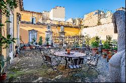 Monumental Renaissance mansion in the Naples historical center