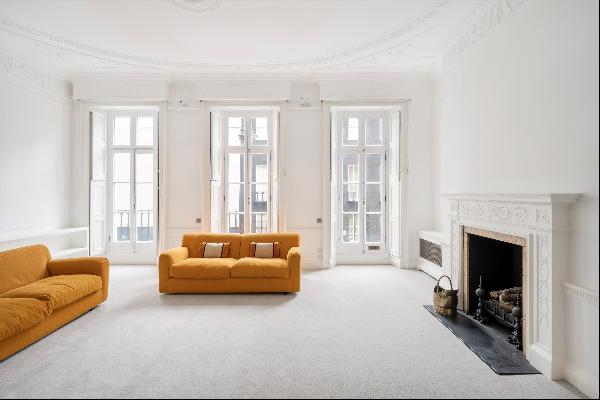 A beautiful two bedroom flat with 3.5 metre ceiling heights on Charles Street, Mayfair.