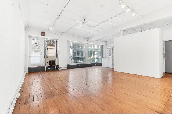 <p><span>Supreme SoHo Mega Loft with low monthlies! Make this rarely available and tremend