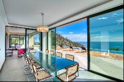 Beautiful front line villa with direct access to the beach in Sant Feliu