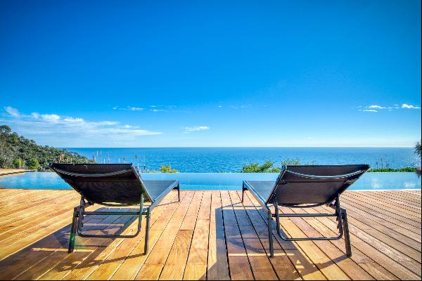 Beautiful front line villa with panoramic sea views