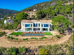 Beautiful front line villa with direct access to the beach in Sant Feliu