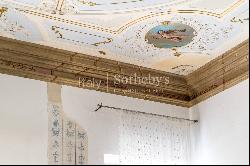 Prestigious noble floor frescoed in the heart of Verona