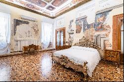 Prestigious noble floor frescoed in the heart of Verona