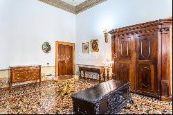 Prestigious noble floor frescoed in the heart of Verona