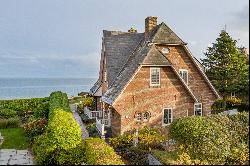 Direct Access to Wadden sea in a timeless spacious home with sauna and bathtub