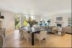 An stunning three bedroom apartment in one of London's most desirable locations