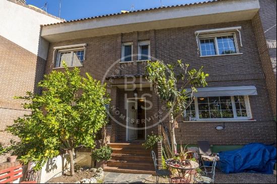 300 sqm luxury villa with pool for sale in Conde Orgaz, Madrid, Madrid 28043