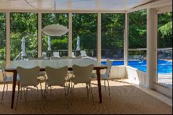 FRESH CONTEMPORARY WITH POOL IN EAST HAMPTON