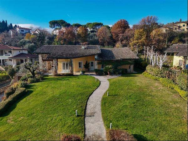 villa with private park and panoramic view of Lake Garda