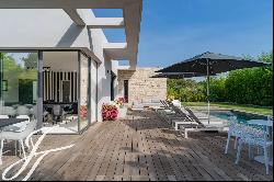 Contemporary 6-bedroom villa for rent in Mougins