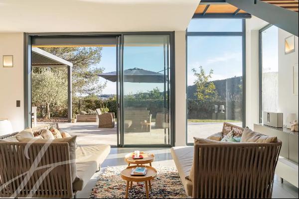Contemporary villa for rent in Biot - secured estate