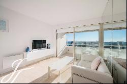 Apartment with panoramic view of the Marina Baie des Anges harbour