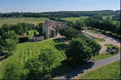 Near TOULOUSE, CHaTEAU XIIIe in excellent condition with hotel activity