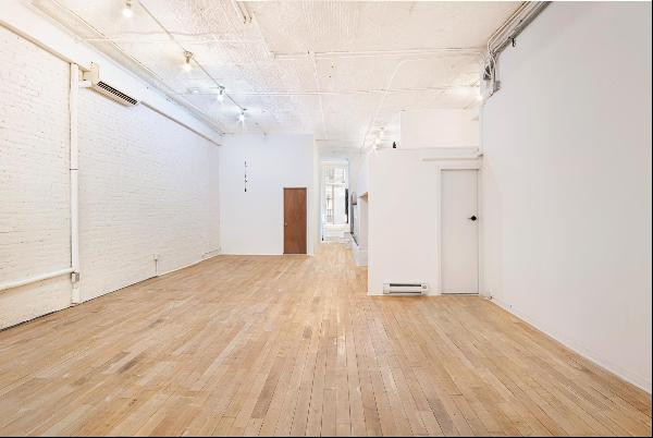 "Old Time" Loft With Authentic Details With Plenty Of Room to Roam In 2300Sf-Elevator Open
