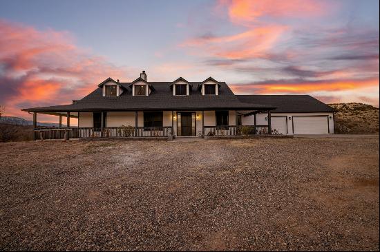 Modern Farmhouse in Camp Verde 16 acres, Wells, Barn, River & National Forest 