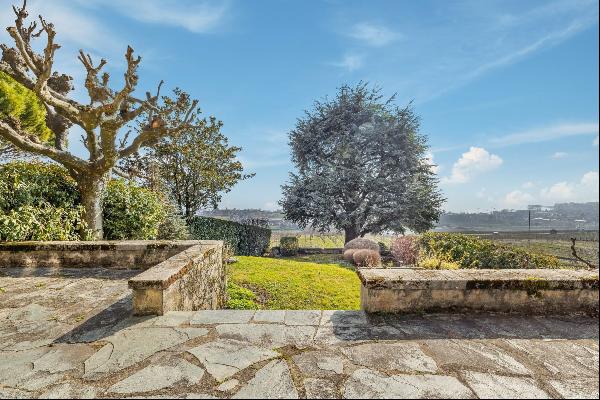 Exceptional property in the heart of the village with lake view