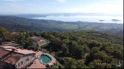 Villa Il Palcoscenico with pool and dramatic views over Lake Trasimeno