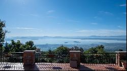 Villa Il Palcoscenico with pool and dramatic views over Lake Trasimeno