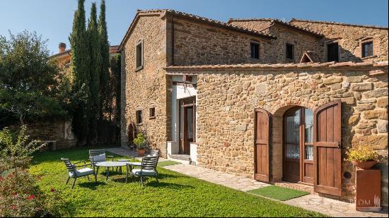 Casale Bellavista with pool and olive grove in Cortona, Toscana