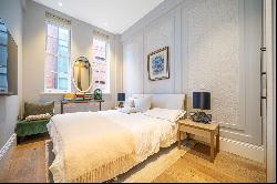 Magnificent lateral apartment in Chelsea offering parking and porter