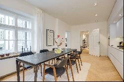 First occupancy: High-class modernized 4-room apartment in an old building