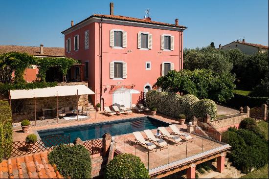 Elegance and style in the heart of a Tuscan medieval village