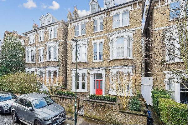 A fabulous two bedroom ground floor apartment on Richmond Hill with a private south west f