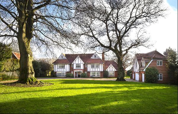 An impressive country house with separate accommodation and 1.7 acres on the edge of Oxfor