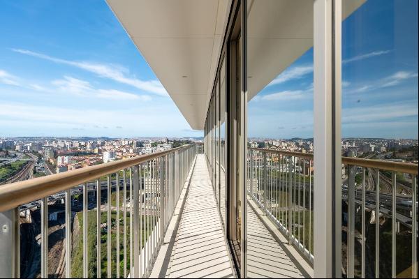 Outstanding 4+1-bedroom apartment with a terrace in Campolide, Lisbon.