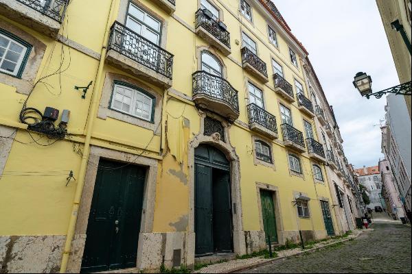 Charming 3+2 bedroom apartment with garden in Santos, Estrela, Lisbon.