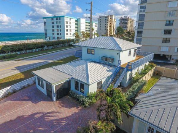 Live by the beach! Spacious 3/2.5 in the heart of Juno Beach. Direct beach access across t