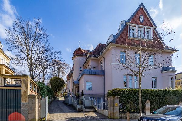 Duplex apartment in need of renovation with garden in beautiful historical build