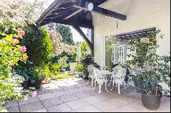 Former coach house nestled in a beautiful sunny garden