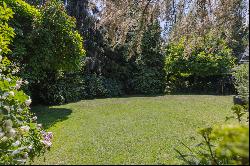 Former coach house nestled in a beautiful sunny garden